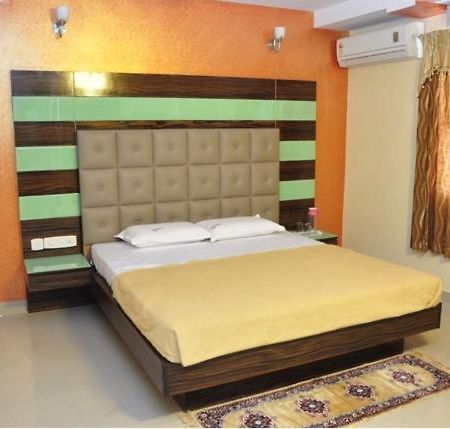 Hotel Seven Hills Inn ตีรูปาติ ภายนอก รูปภาพ