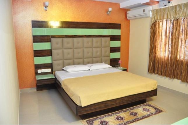 Hotel Seven Hills Inn ตีรูปาติ ภายนอก รูปภาพ
