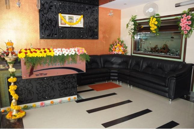 Hotel Seven Hills Inn ตีรูปาติ ภายนอก รูปภาพ