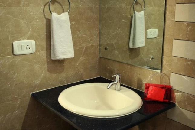 Hotel Seven Hills Inn ตีรูปาติ ภายนอก รูปภาพ